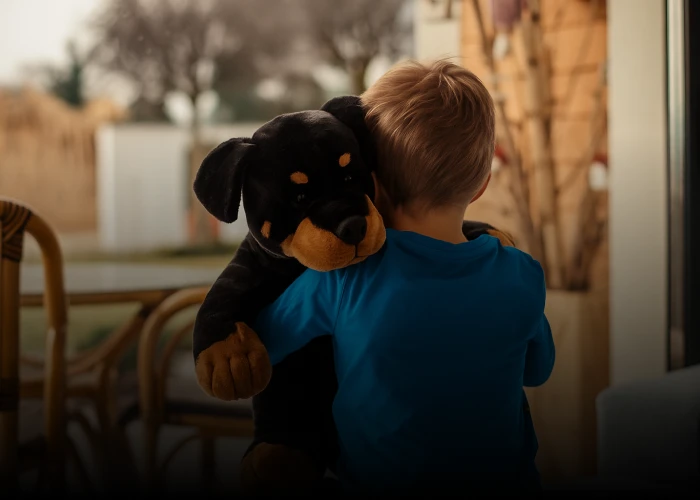 Kind mit Rottweiler Kuscheltier Kind mit Rottweiler Kuscheltier